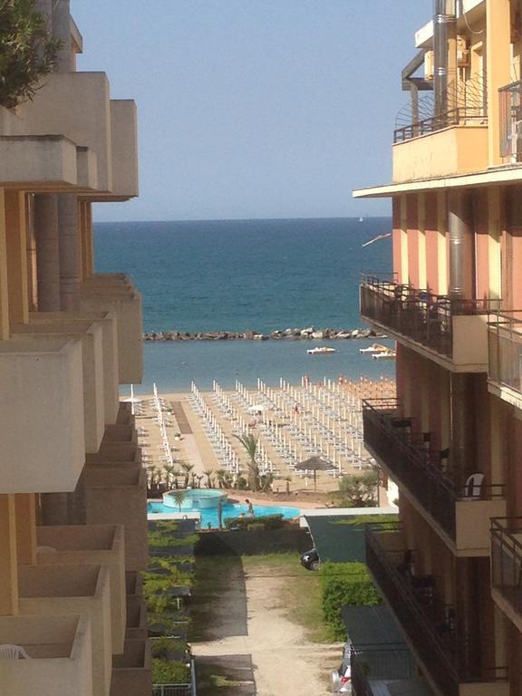 Hotel Nautilus กัตตอลิกา ภายนอก รูปภาพ